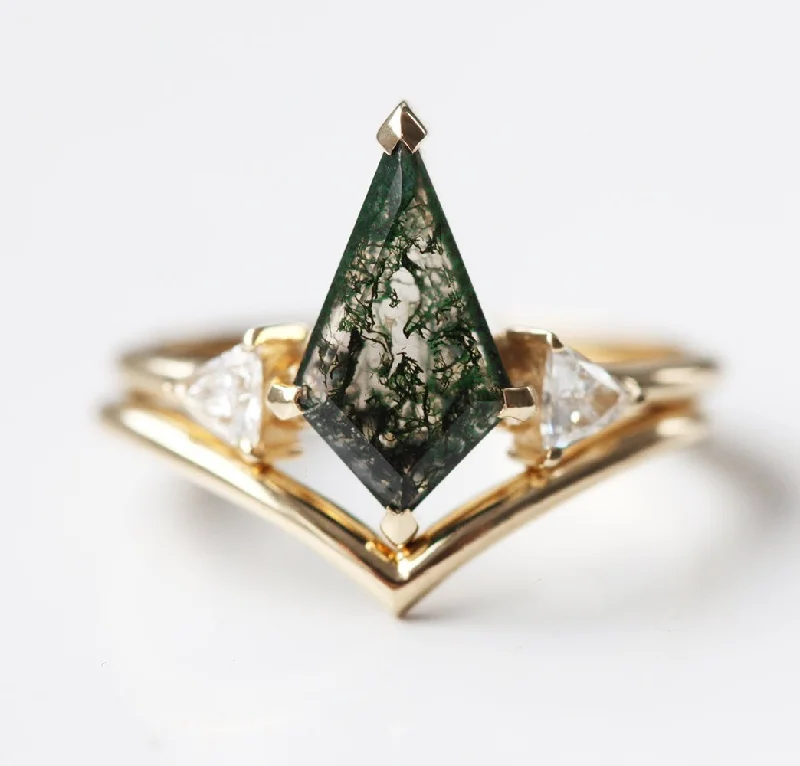 Ladies statement gemstone rings-Avery Kite Moss Agate Ring with Chevron Band